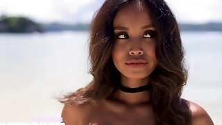 Hot Model Putri Cinta Run Loosely Along The Beach Naked